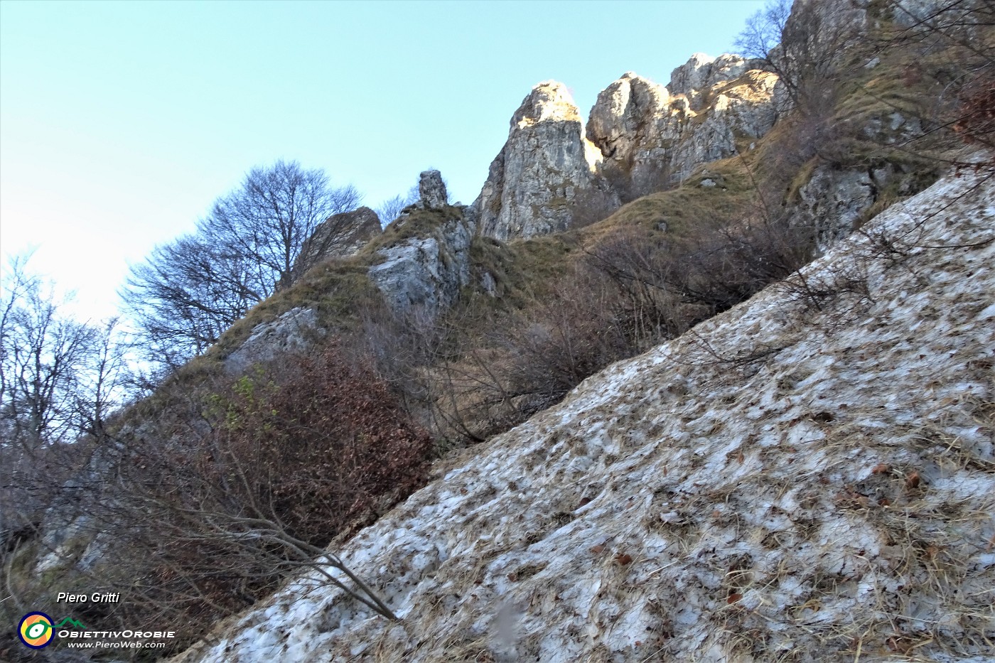 16 La slavina discesa dall'alto di un canale .JPG